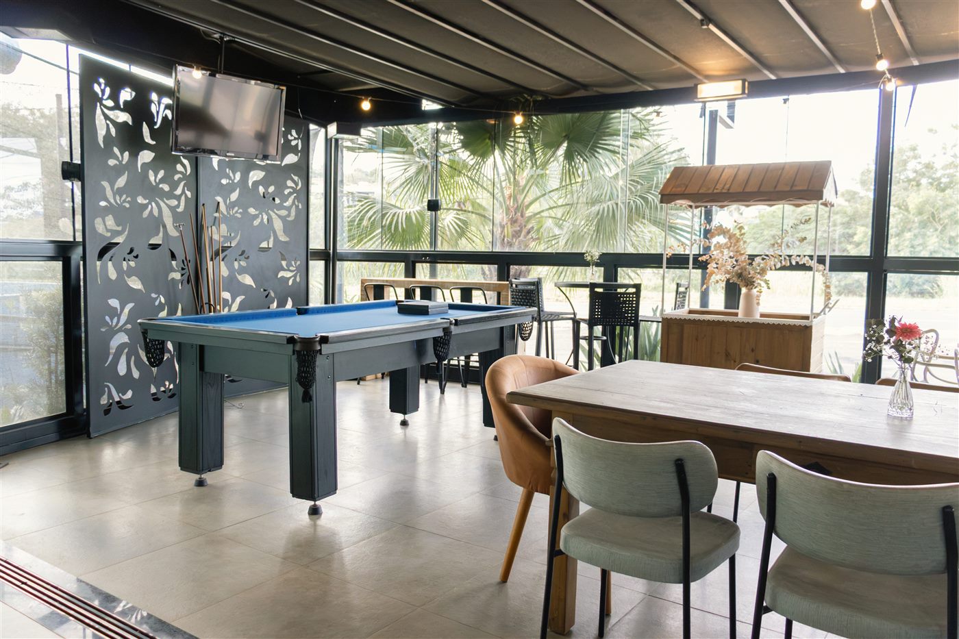 Área de lounge coberta com sinuca do Encanto e Magia